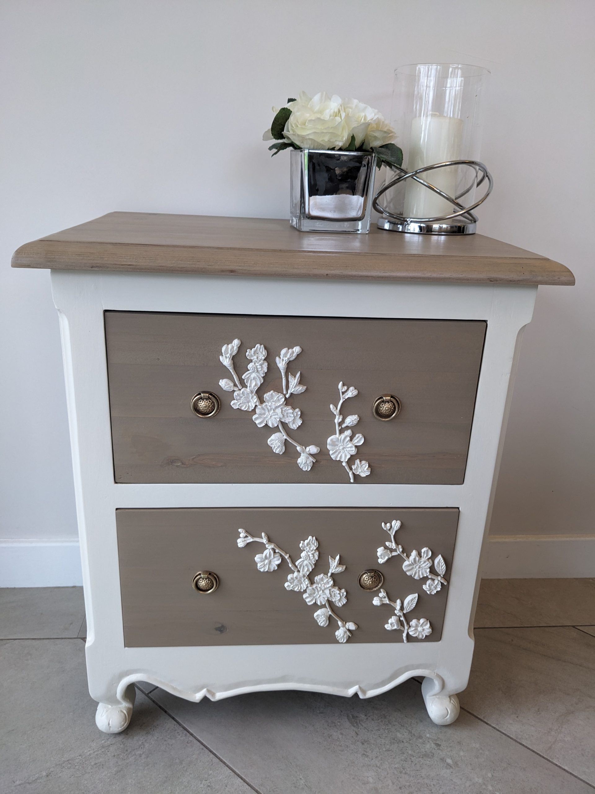 Side table with Fusion Algonquin paint wash, and Fusion Raw Silk paint, with decorative resin flowers in raw silk paint